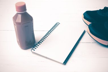 koşu ayakkabıları, portakal suyu ve not defteri vintage tonu renk stili