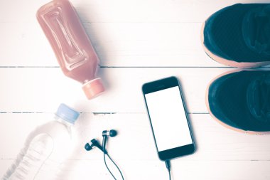 koşu ayakkabıları, portakal suyu, içme suyu ve telefon vintage sesi