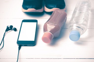koşu ayakkabıları, portakal suyu, içme suyu ve telefon vintage sesi