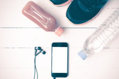 koşu ayakkabıları, portakal suyu, içme suyu ve telefon vintage sesi