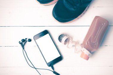 koşu ayakkabıları, portakal suyu, teyp ve telefon vintage sesi ölçme