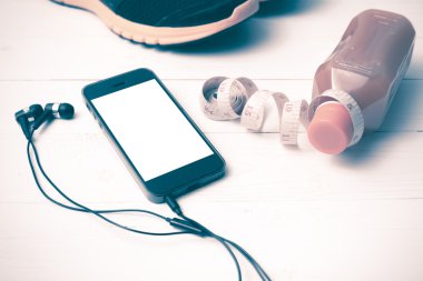 koşu ayakkabıları, portakal suyu, teyp ve telefon vintage sesi ölçme