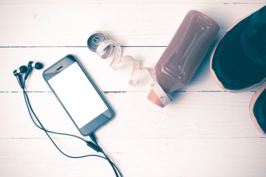 koşu ayakkabıları, portakal suyu, teyp ve telefon vintage sesi ölçme