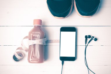 koşu ayakkabıları, portakal suyu, teyp ve telefon vintage sesi ölçme