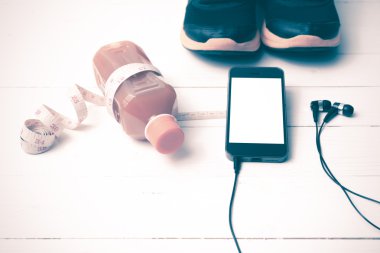 koşu ayakkabıları, portakal suyu, teyp ve telefon vintage sesi ölçme