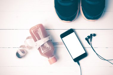 koşu ayakkabıları, portakal suyu, teyp ve telefon vintage sesi ölçme