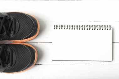koşu ayakkabıları ve not defteri