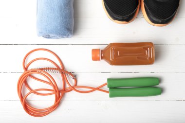 Beyaz ahşap zemin üzerinde fitness ekipmanları