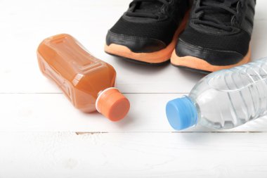 koşu ayakkabıları, içme suyu ve portakal suyu