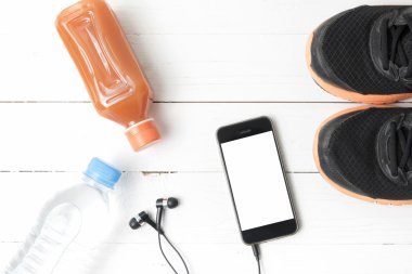 koşu ayakkabıları, portakal suyu, içme suyu ve telefon