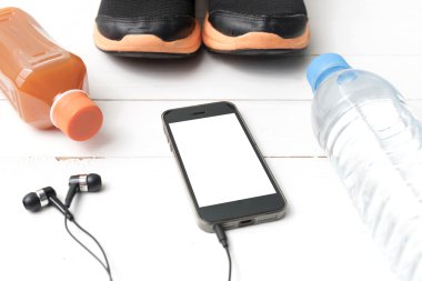 koşu ayakkabıları, portakal suyu, içme suyu ve telefon