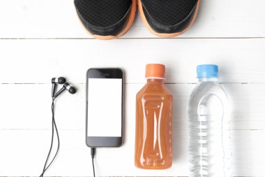 koşu ayakkabıları, portakal suyu, içme suyu ve telefon