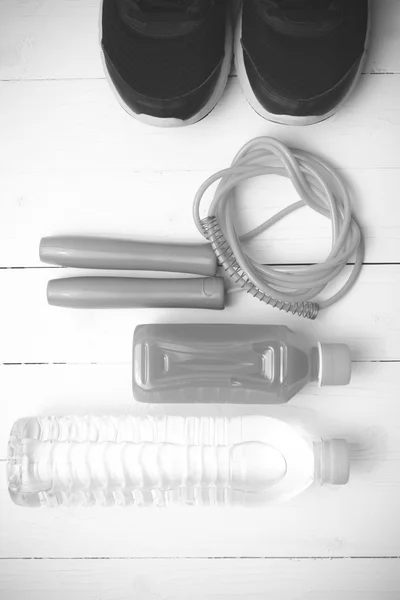 Equipo de fitness sobre fondo de madera blanca tono blanco y negro —  Fotos de Stock