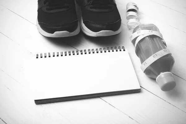 Running shoes,orange juice,measuring tape and notepad black and — Stock Photo, Image