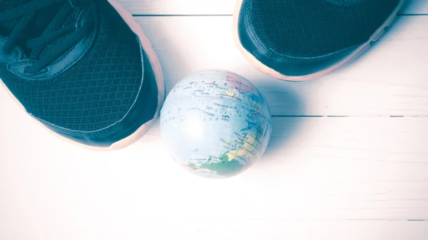 跑步鞋和地球球复古风格 — 图库照片