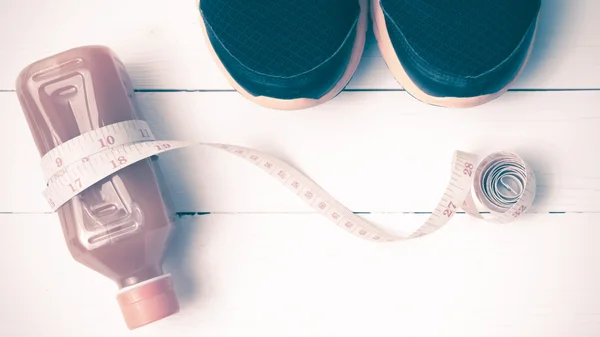 Koşu ayakkabıları, portakal suyu ve telefon vintage tonu renk stili — Stok fotoğraf