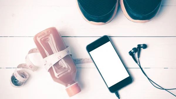 跑步鞋，橘汁，测量磁带和电话的复古色调 — 图库照片