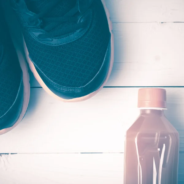 Koşu ayakkabıları ve portakal suyu vintage tarzı — Stok fotoğraf