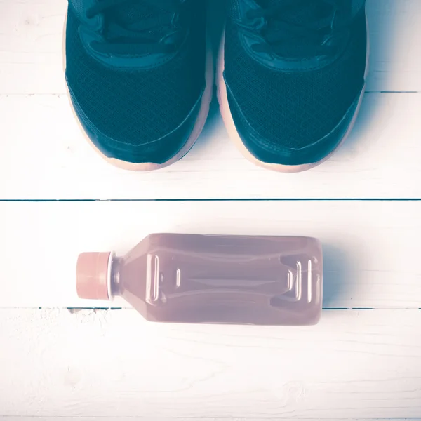 Zapatillas running y zumo de naranja estilo vintage — Foto de Stock