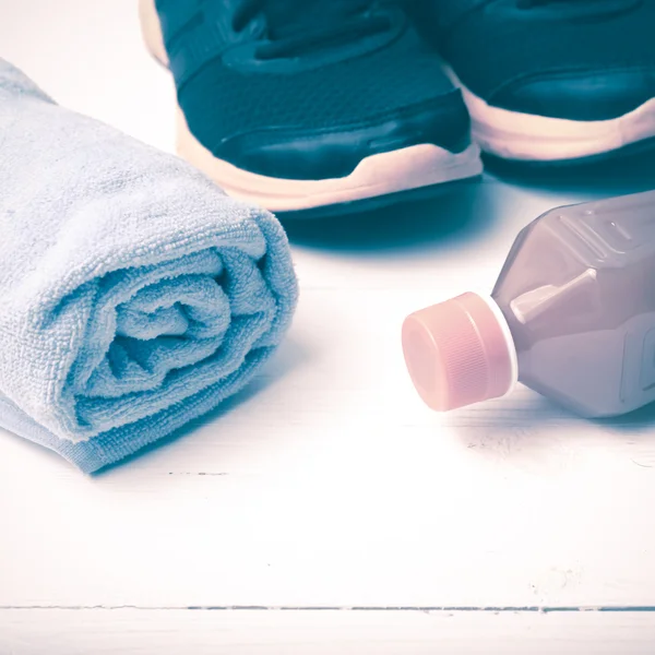 Παπούτσια για τρέξιμο, πετσέτα και vintage στυλ χυμό πορτοκαλιού — Φωτογραφία Αρχείου