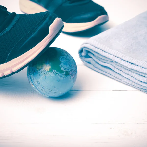 跑步鞋、 地球球和毛巾的复古风格 — 图库照片