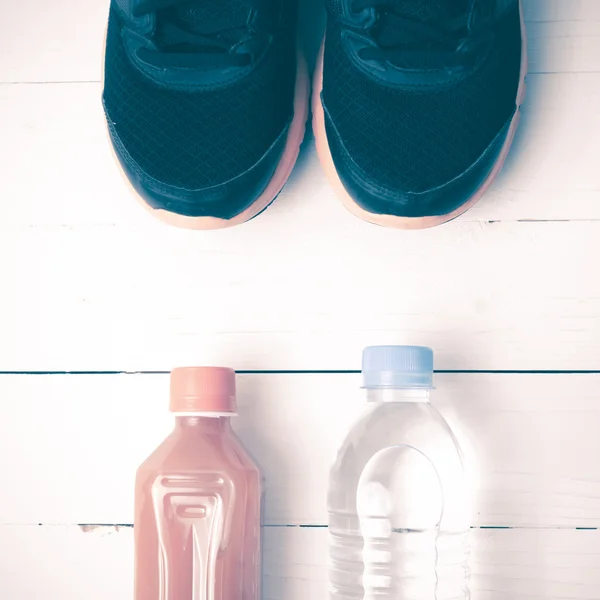 Zapatos para correr, agua potable y zumo de naranja color vintage tono — Foto de Stock