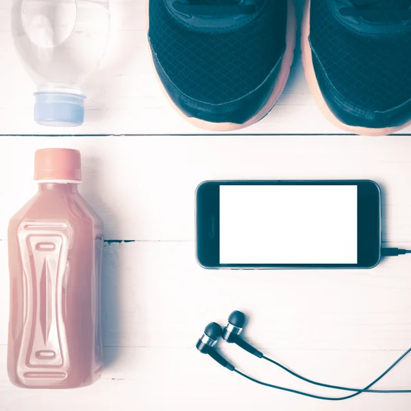 跑步鞋，橙果汁、 饮用水和电话复古色调 — 图库照片
