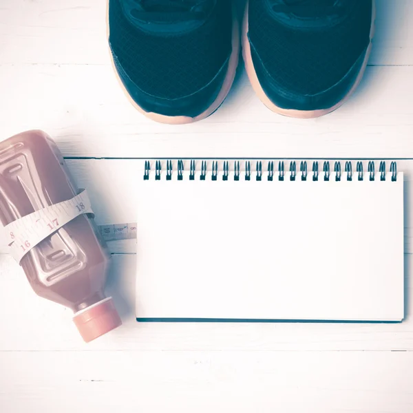 Tênis de corrida, suco de laranja, fita métrica e notepad vintage para — Fotografia de Stock