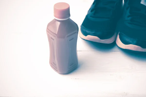 Running shoes and orange juice vintage style — Stock Photo, Image