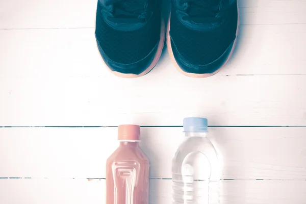 Koşu ayakkabıları, içme suyu ve portakal suyu vintage rengi — Stok fotoğraf