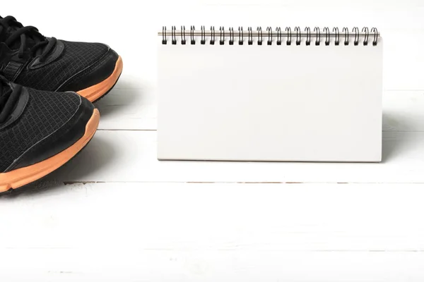 Παπούτσια για τρέξιμο και σημειωματάριο — Φωτογραφία Αρχείου