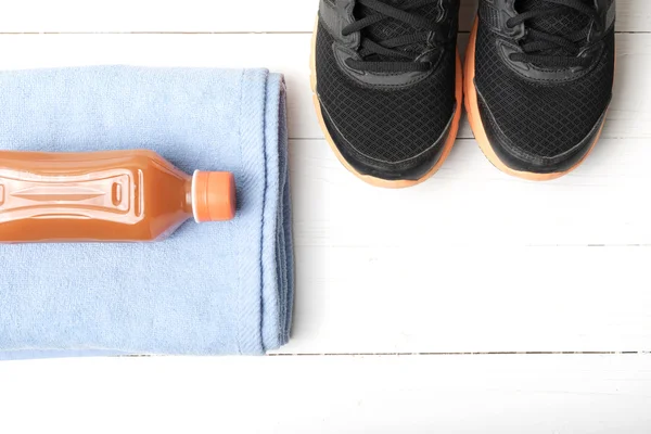 Zapatillas de running, toalla y zumo de naranja — Foto de Stock