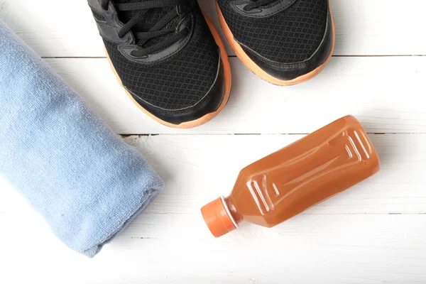 Zapatillas de running, toalla y zumo de naranja — Foto de Stock