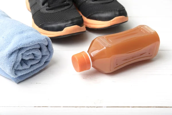 Παπούτσια για τρέξιμο, πετσέτα και χυμό πορτοκαλιού — Φωτογραφία Αρχείου
