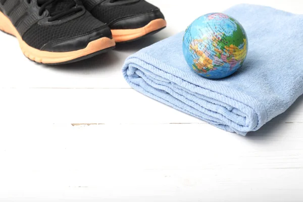 Zapatillas de correr, bola de tierra y toalla — Foto de Stock