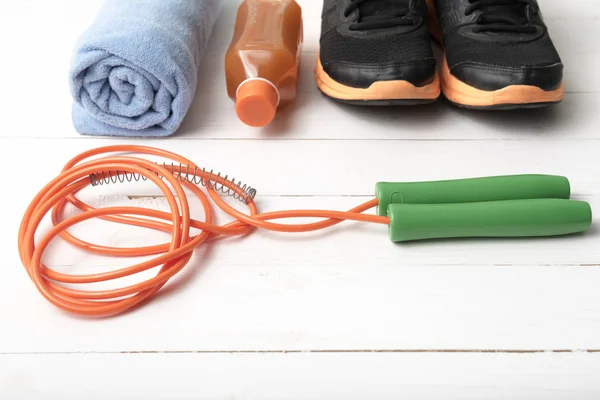 Equipo de fitness sobre fondo de madera blanca — Foto de Stock