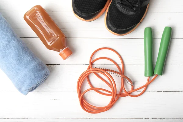 Equipo de fitness sobre fondo de madera blanca — Foto de Stock