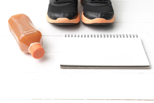 Παπούτσια για τρέξιμο, το χυμό πορτοκαλιού και σημειωματάριο — Φωτογραφία Αρχείου