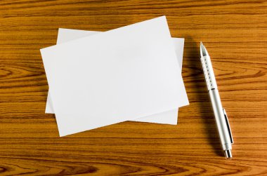 beyaz kağıt kalemle