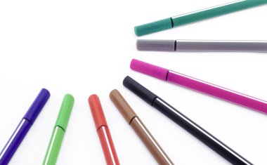 renkli kalem üzerinde beyaz izole