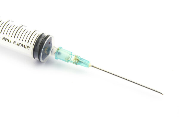 Шприц изолирован на белом фоне