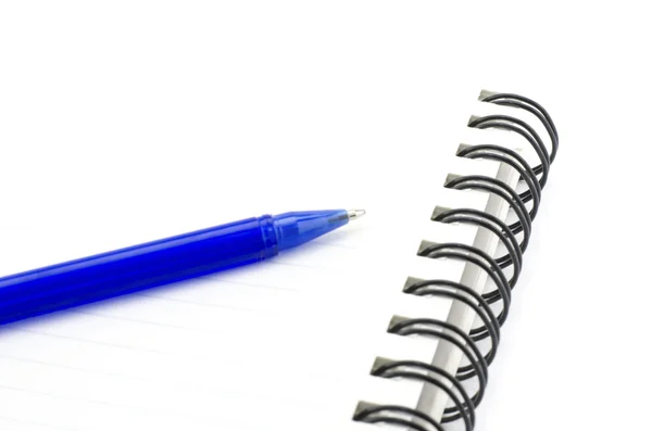 Μπλε στυλό με σημειωματάριο που απομονώνονται σε λευκό — Φωτογραφία Αρχείου