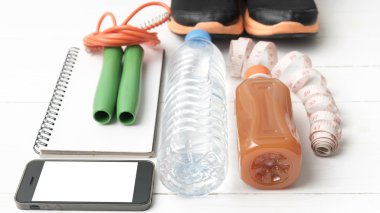 Beyaz ahşap zemin üzerinde fitness ekipmanları