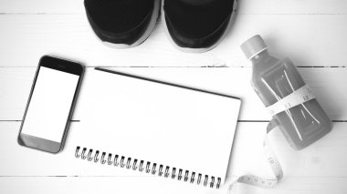 beyaz tahta arka plan siyah ve beyaz renk üzerinde fitness ekipmanları