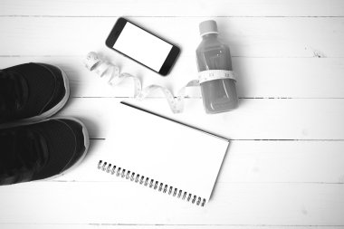 beyaz tahta arka plan siyah ve beyaz renk üzerinde fitness ekipmanları