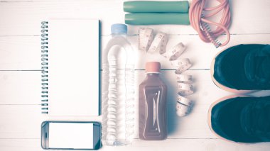 Beyaz tahta arka plan vintage tarzı vintage üzerinde fitness ekipmanları