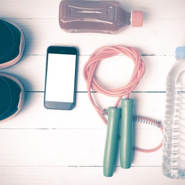 Beyaz tahta arka plan vintage tarzı üzerinde fitness ekipmanları