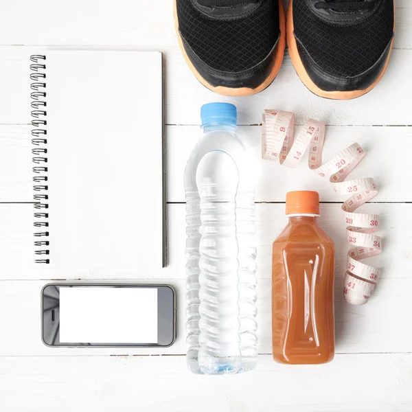 Equipamento de fitness em fundo de madeira branca — Fotografia de Stock