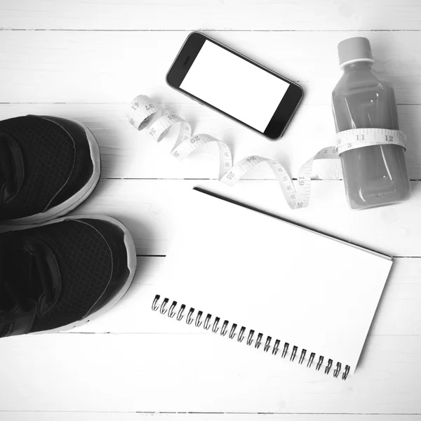 Beyaz tahta arka plan siyah ve beyaz renk üzerinde fitness ekipmanları — Stok fotoğraf