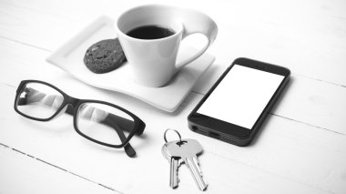 tanımlama bilgisi, telefon, gözlük ve anahtar siyah ve beyaz ile kahve fincanı 
